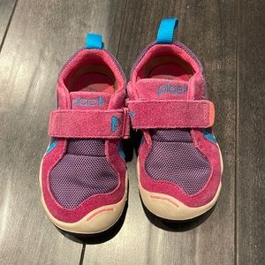 Great condition size 7 Plae Ty sneakers